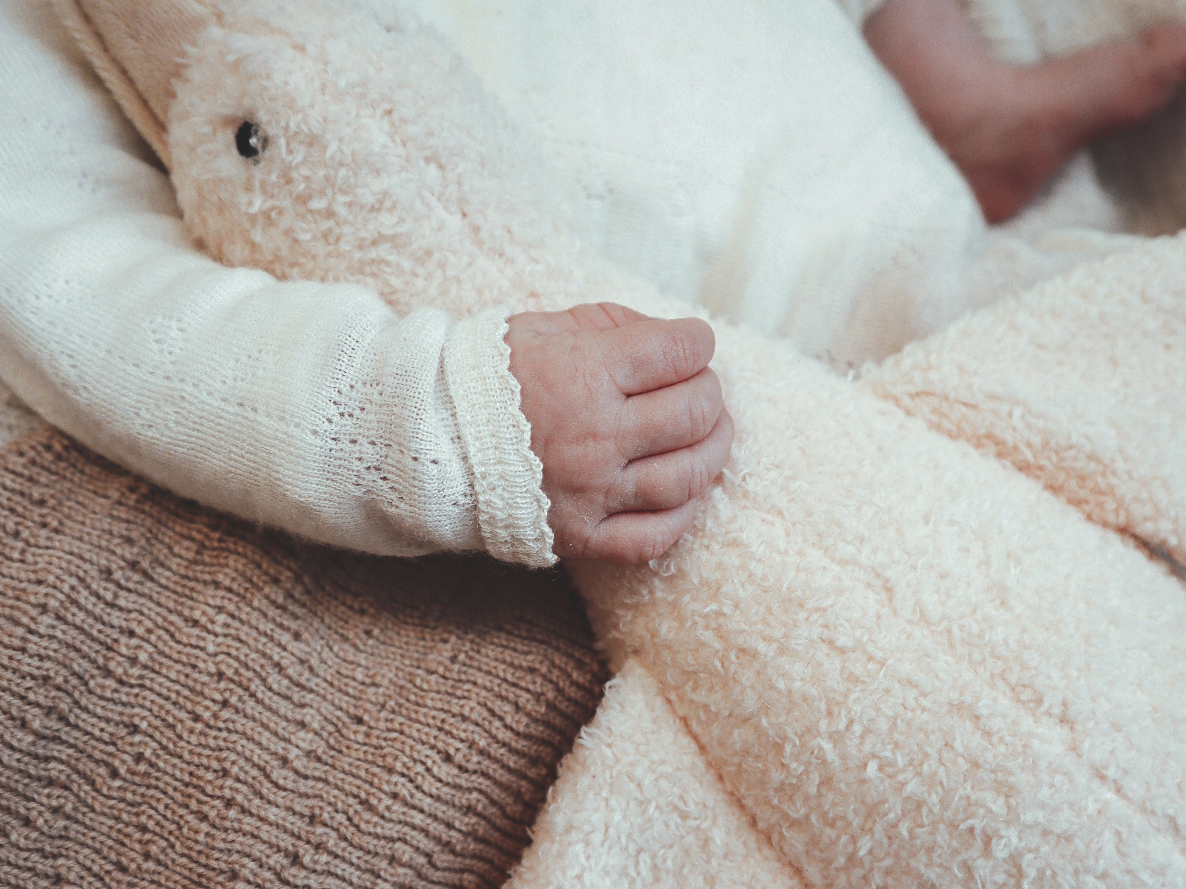 Sfeerfoto van baby met Flow Amsterdam hartslagknuffel Liva