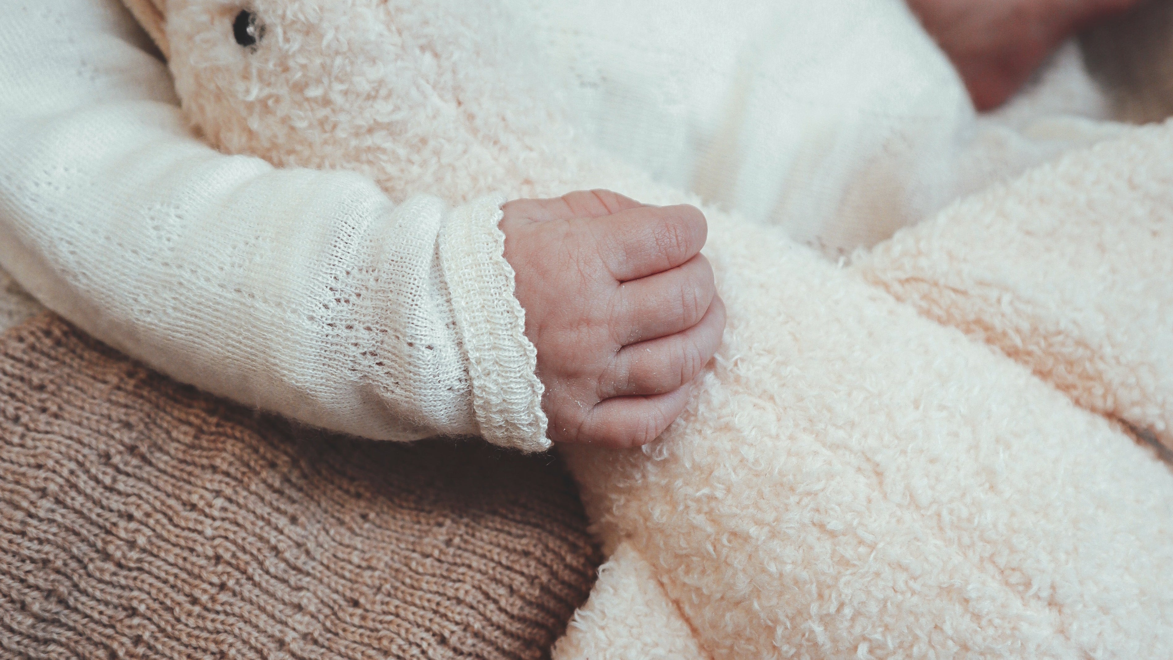 Sfeerfoto van baby met Flow Amsterdam hartslagknuffel Liva