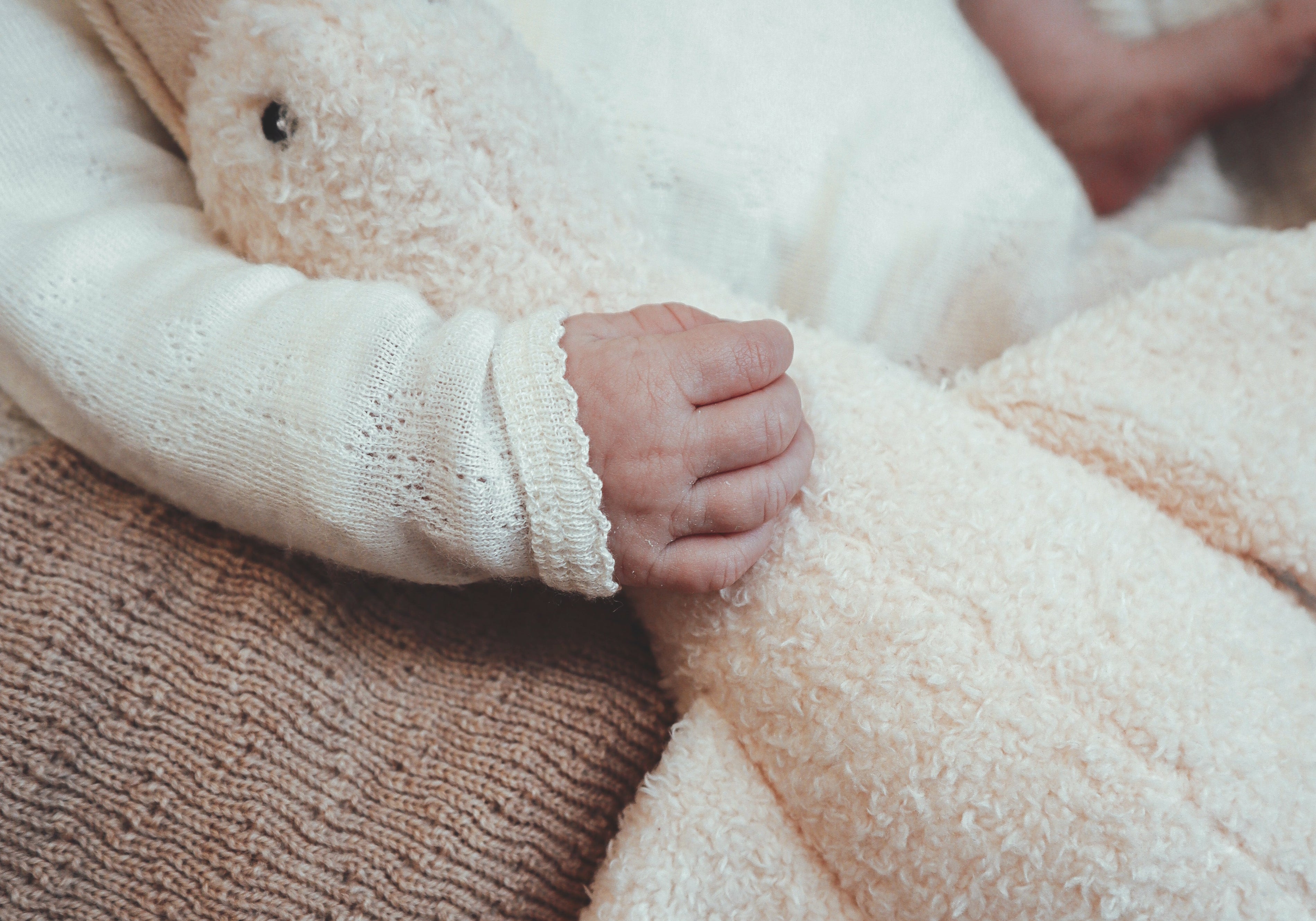 Sfeerfoto van baby met Flow Amsterdam hartslagknuffel Liva