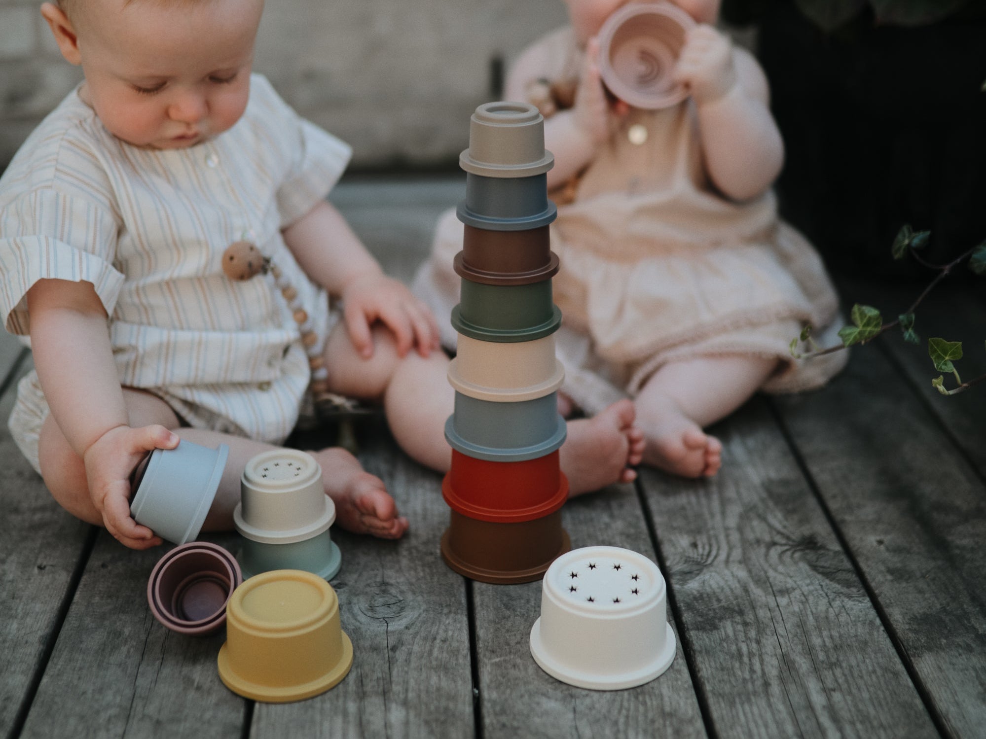 Sfeerfoto van baby's die spelen met de Mushie stackingcups 