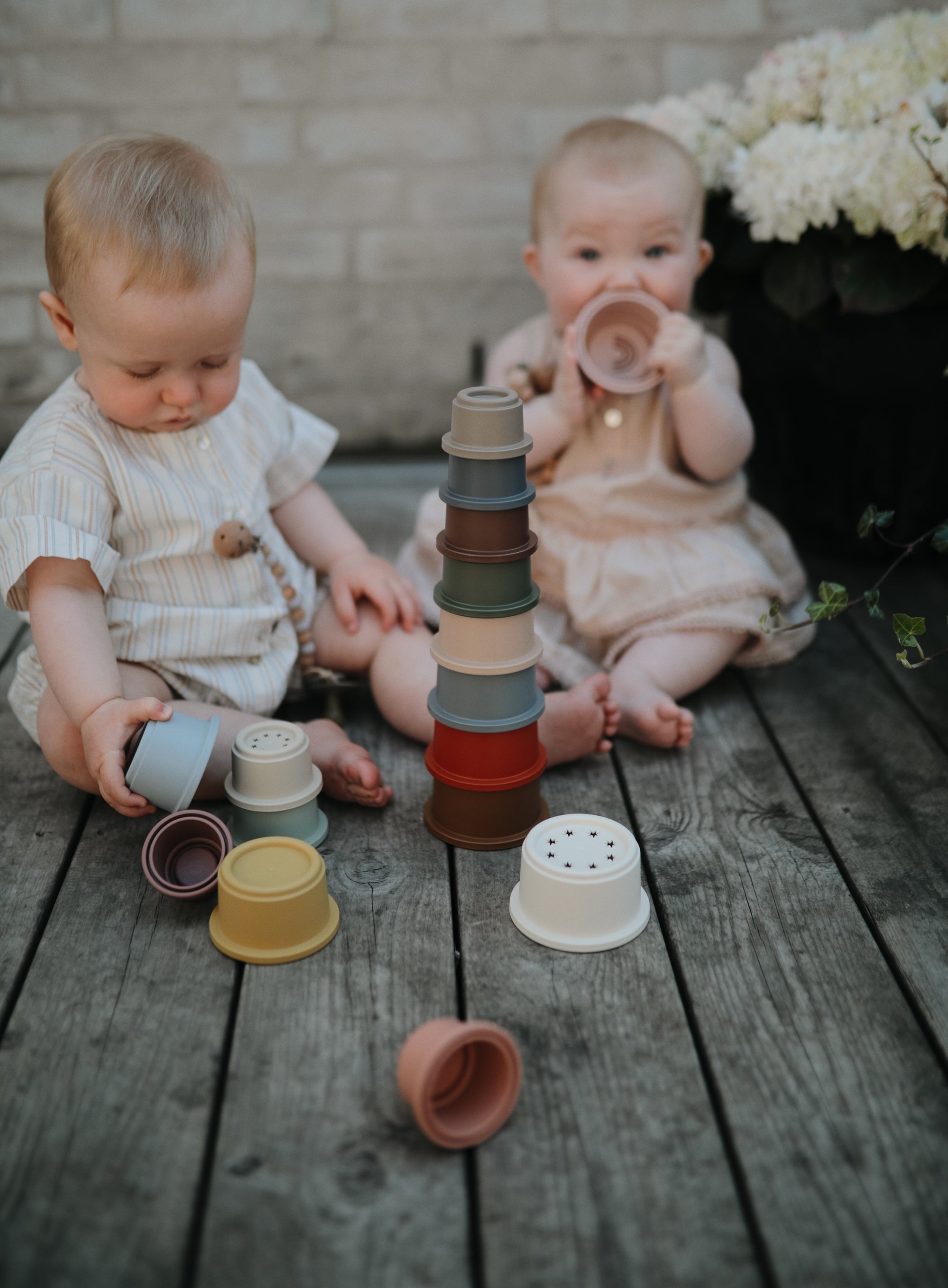 Sfeerfoto van baby's die spelen met de Mushie stackingcups 