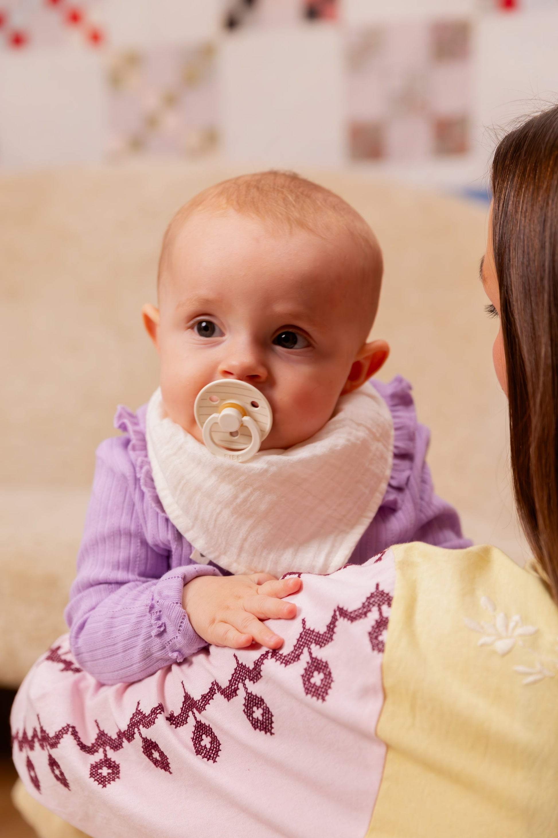 kindje met fopspeen van bibs in mond 
