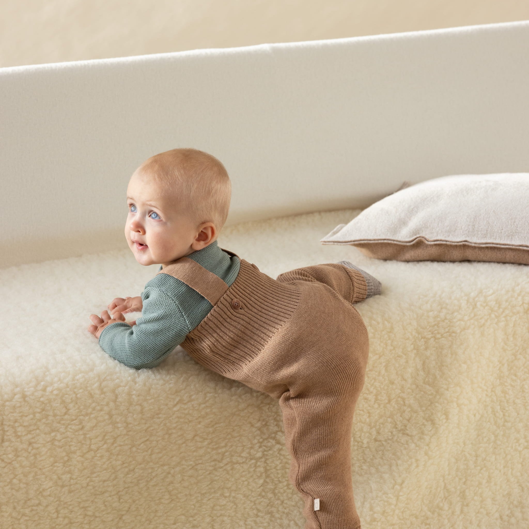 zachte wollen salopette voor baby van disana tijdens spelen