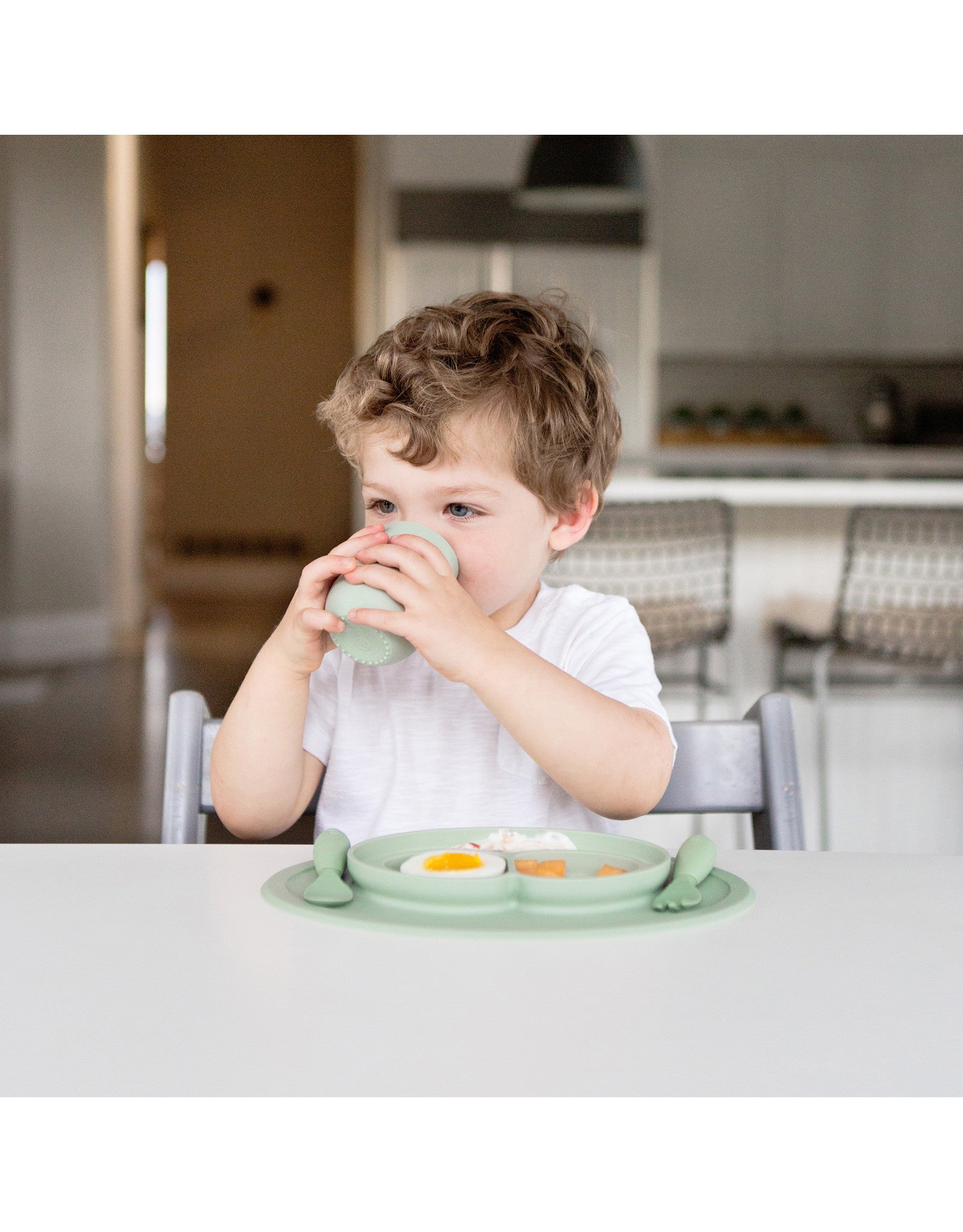 baby eet zelfstandig met ezpz eetset in kleur sage