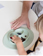 ezpz food set in kleur sage met fruit op tafel