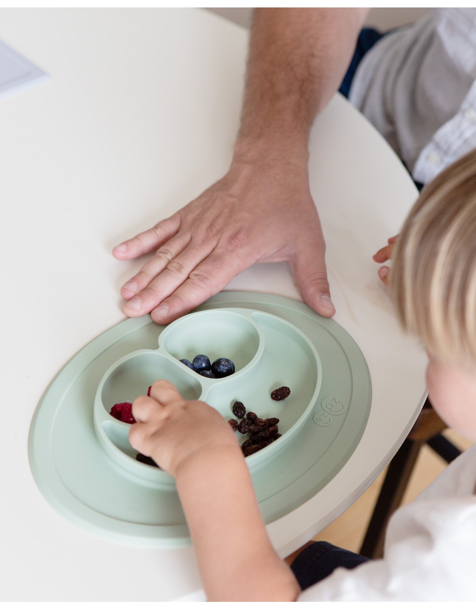 ezpz food set in kleur sage met fruit op tafel