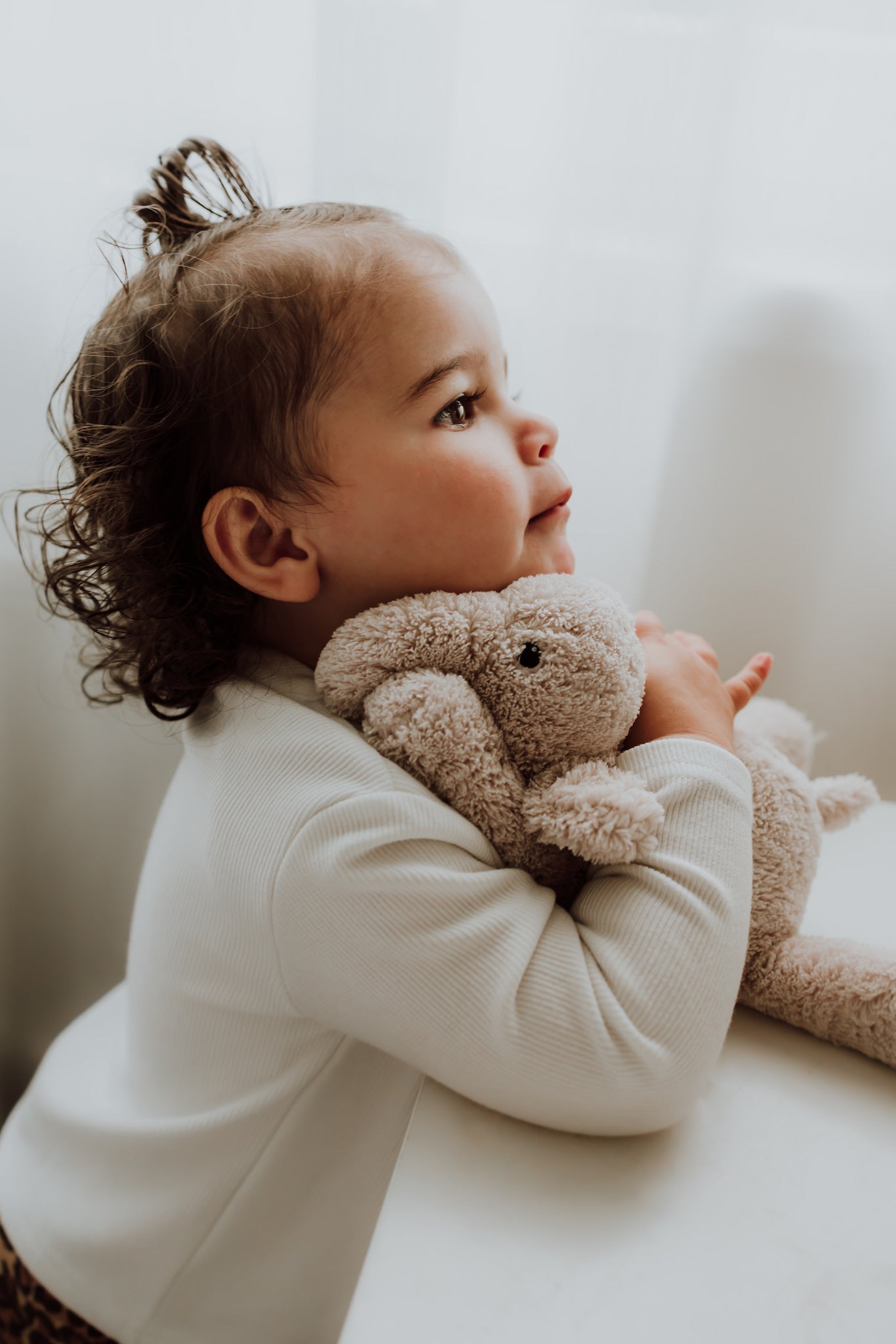 Foto van baby en hartslagknuffel met witte ruis van Flow Amsterdam