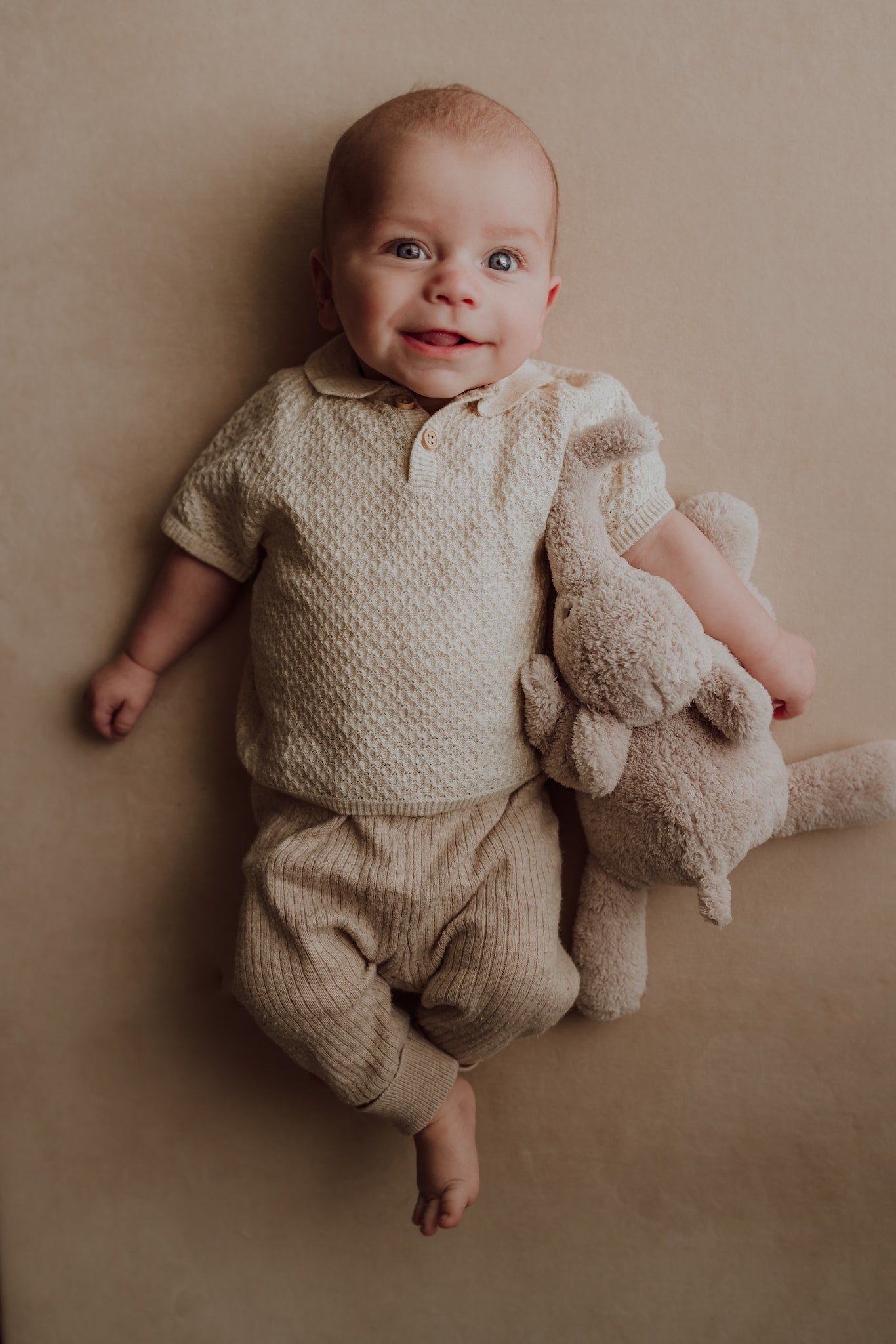 Sfeerfoto van kind met hartslagknuffel George blush