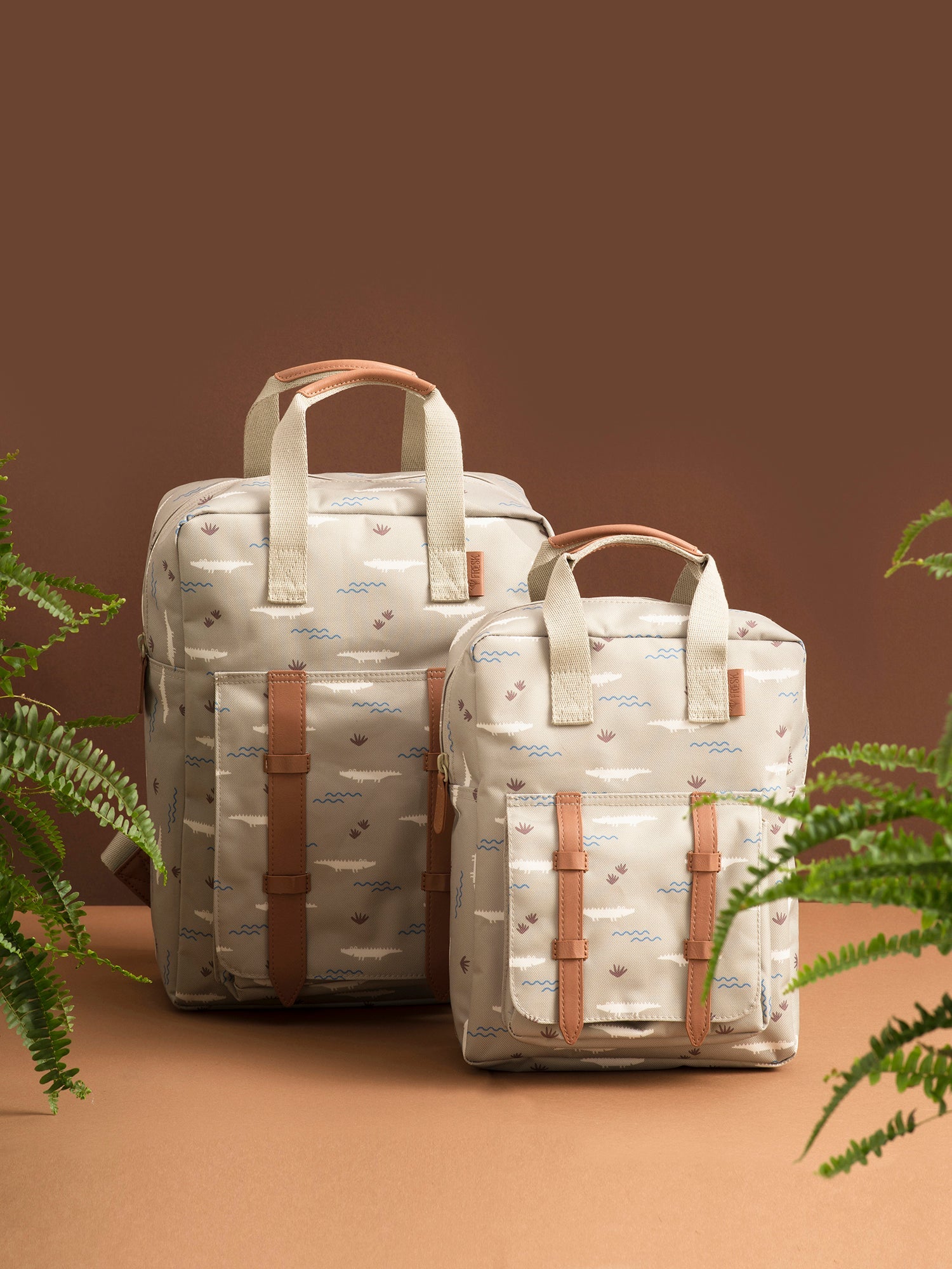 Grote en kleine Fresk rugzakken in krokodillenprint - formaatvergelijking