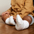 sfeerbeeld van zittend kindje met gobabygo antislip sokjes