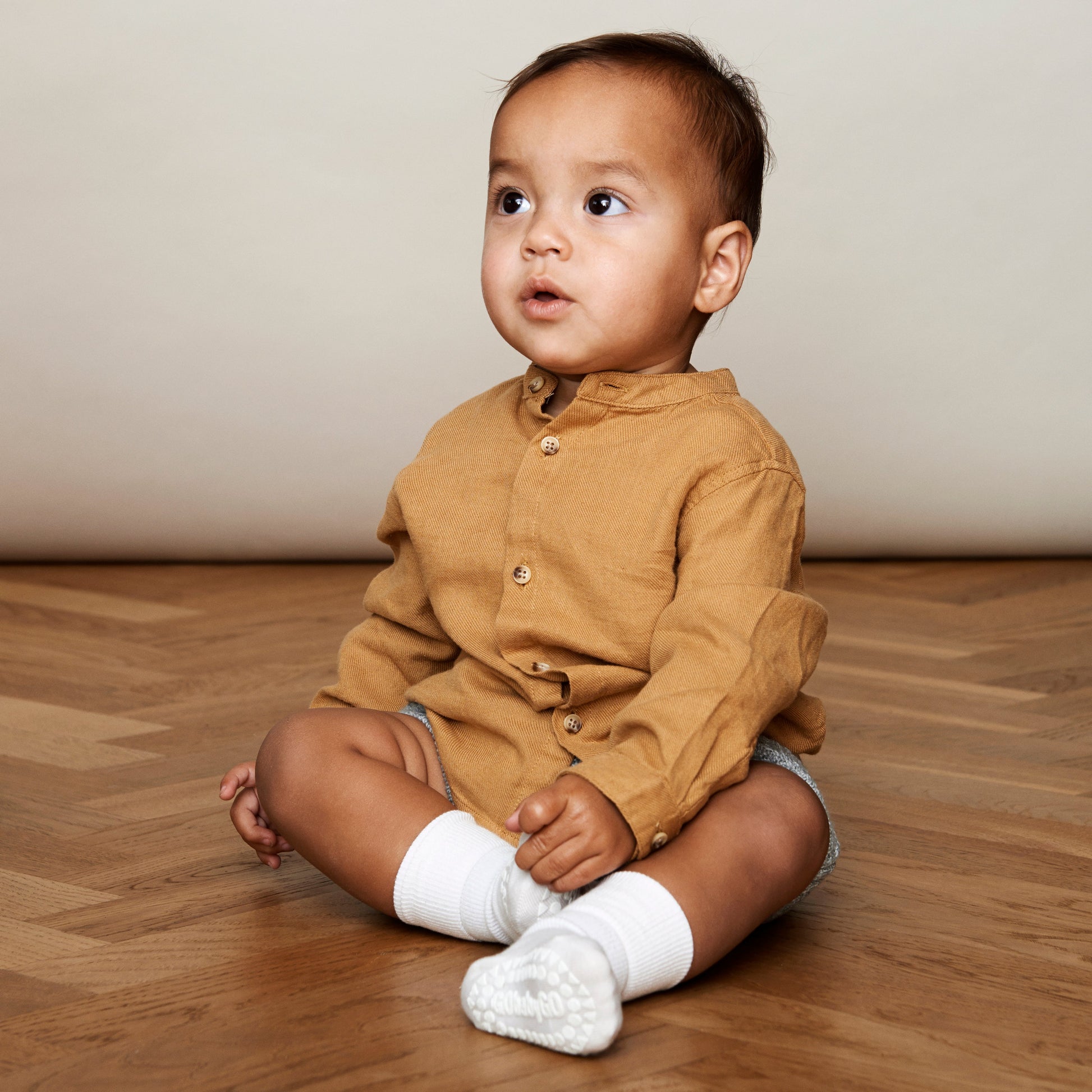 kindje draagt antislip sokjes van gobabygo