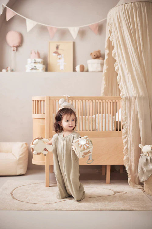 Kindje speelt met activiteitenkubus, met dieren, tags, en spiegeltje