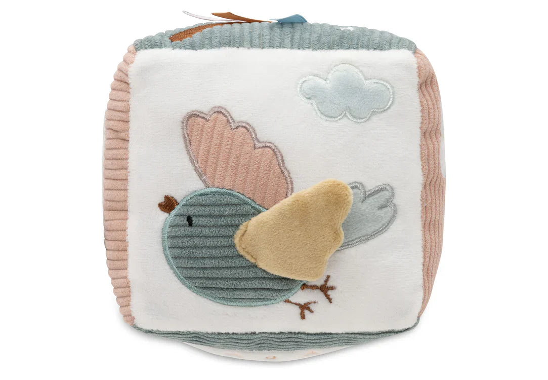 Activiteitenkubus met geborduurde vogel met flapje