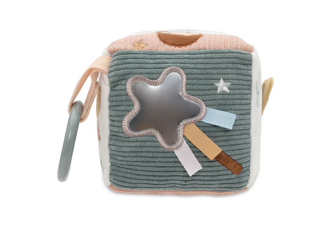 Ster op activiteitenkubus met aangestikte labels