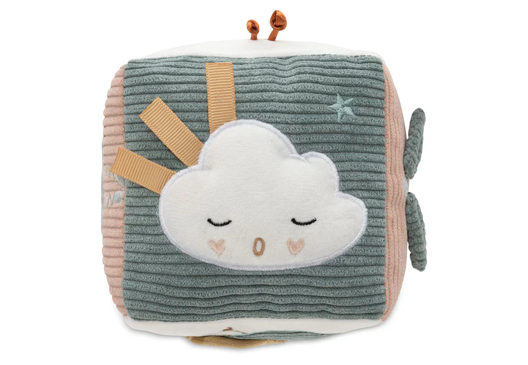 Fluffy wolkje met aangestikte labels voor baby van jollein