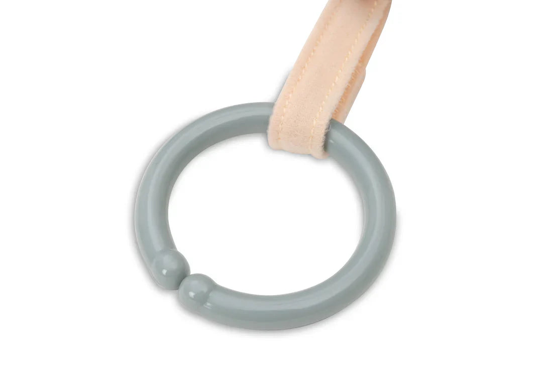 Handige hanger aan activiteitenkubus voor onderweg