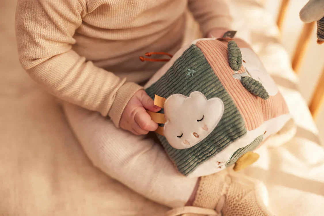 Baby speelt met kleurrijke activiteitenkubus