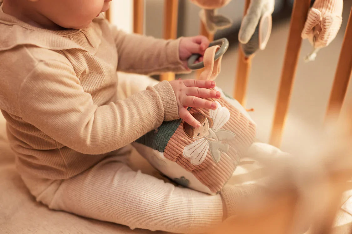 Spelende baby met favoriete vrolijke activiteitenkubus