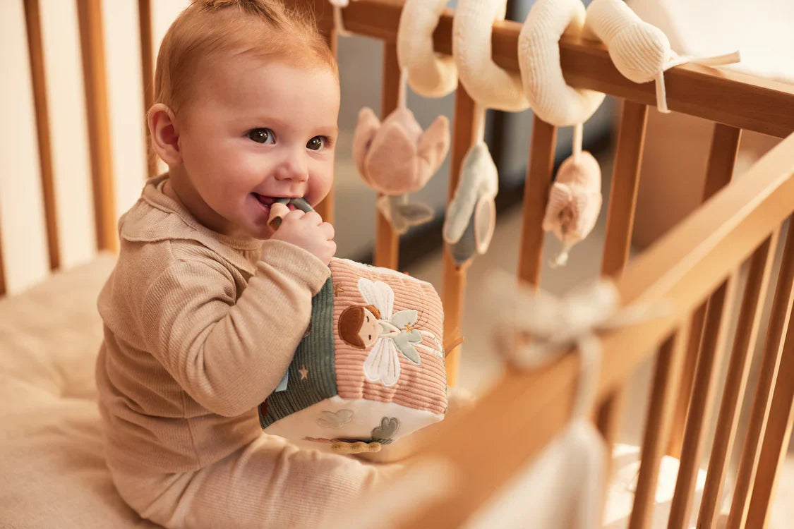 Vrolijke activiteitenkubus met vogel, ster, wolk, elfje
