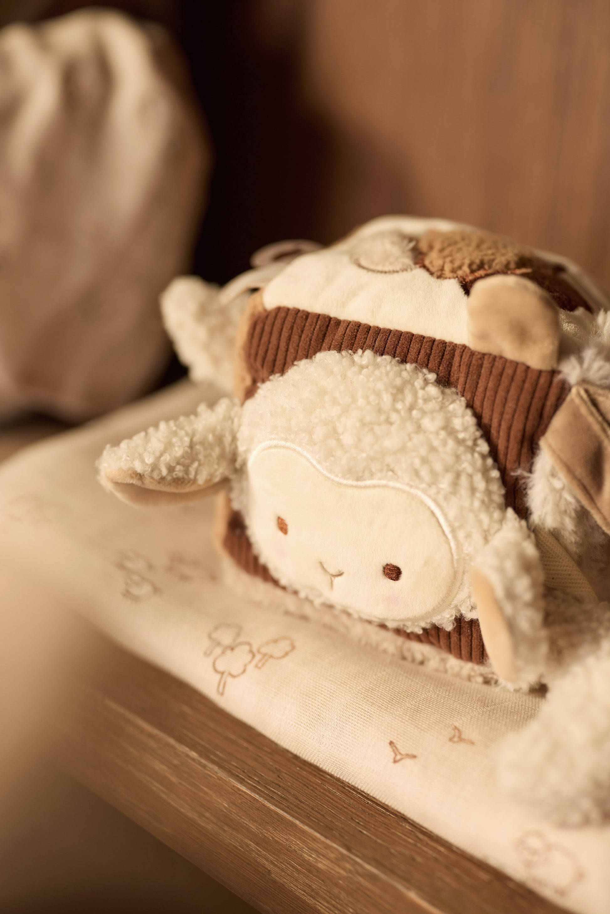 Jollein activiteitenkubus Woolly met speelse vormen en zachte details