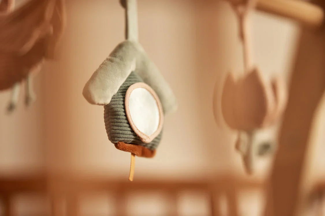 Sfeerfoto van vogelhuisje aan babygym, jollein