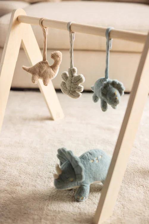 Babygym speeltjes bevestigd aan naturel houten frame