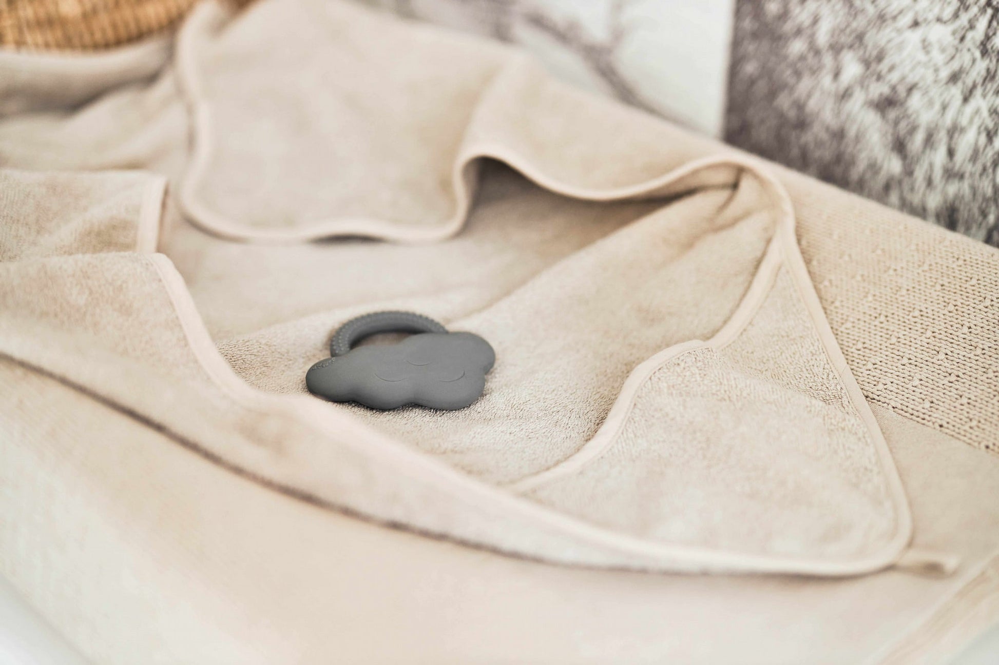 Jollein badcape in nougatkleur decoratief opgehangen in babykamer