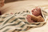 Sfeerbeeld van baby in badcape met capuchon, organisch katoen