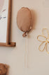 Sfeerbeeld van stoffen ballon aan muur in babykamer