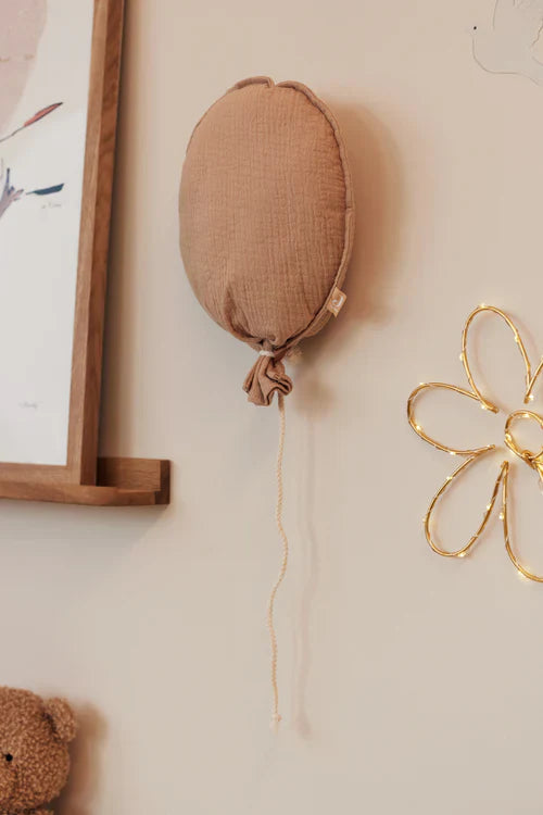 Sfeerbeeld van stoffen ballon aan muur in babykamer