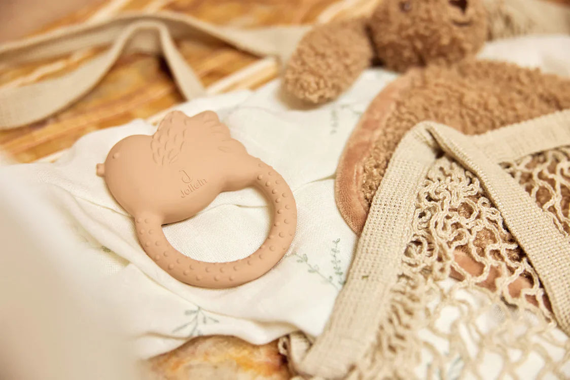 Sfeerfoto van roze bijtring voor doorkomende tandjes bij baby