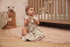 Sfeerfoto van een baby die speelt met bijtring 