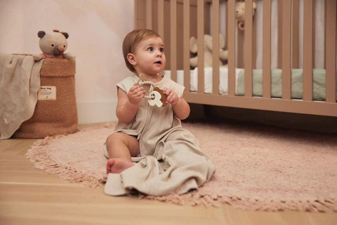 Sfeerfoto van een baby die speelt met bijtring 