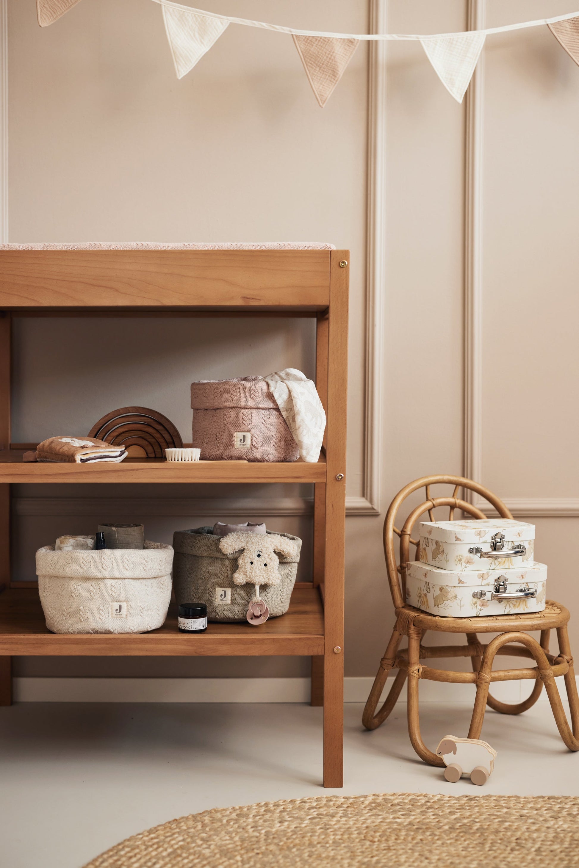 Commodemandje gevuld met verzorgingsspulletjes in commode