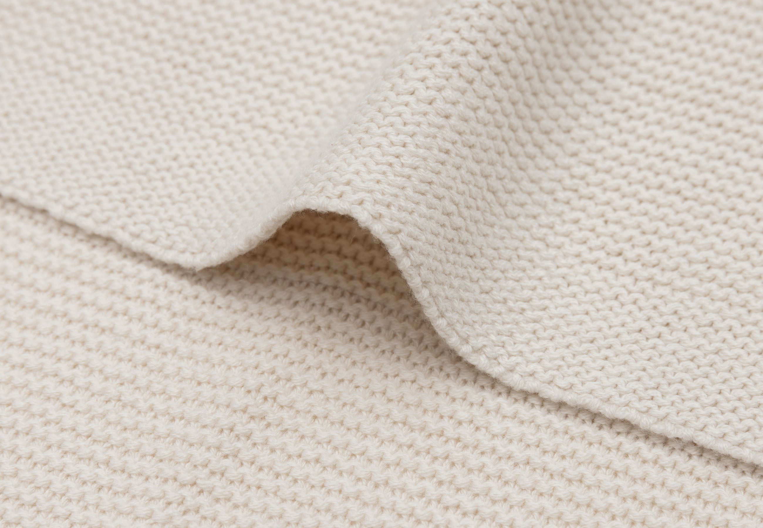 Zachte gebreide babydeken van jollein in neutrale oatmeal kleur