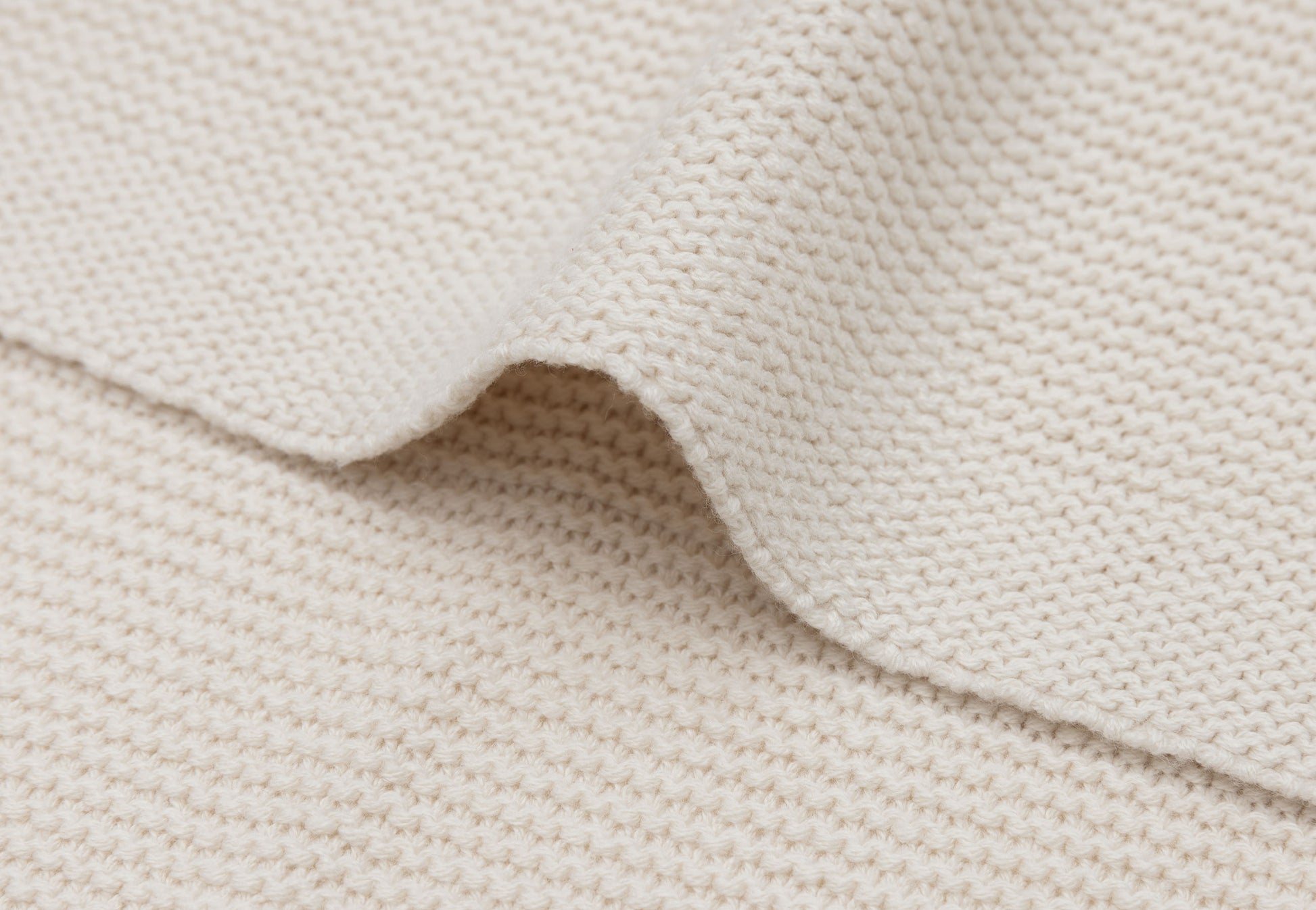 Zachte gebreide babydeken van jollein in neutrale oatmeal kleur