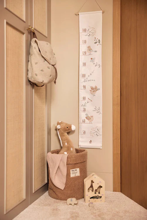 Sfeerfoto van houten sorteerstoof in kinderkamer