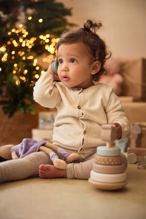 Kindje speelt met houten tuimenstapelaar van Jollein