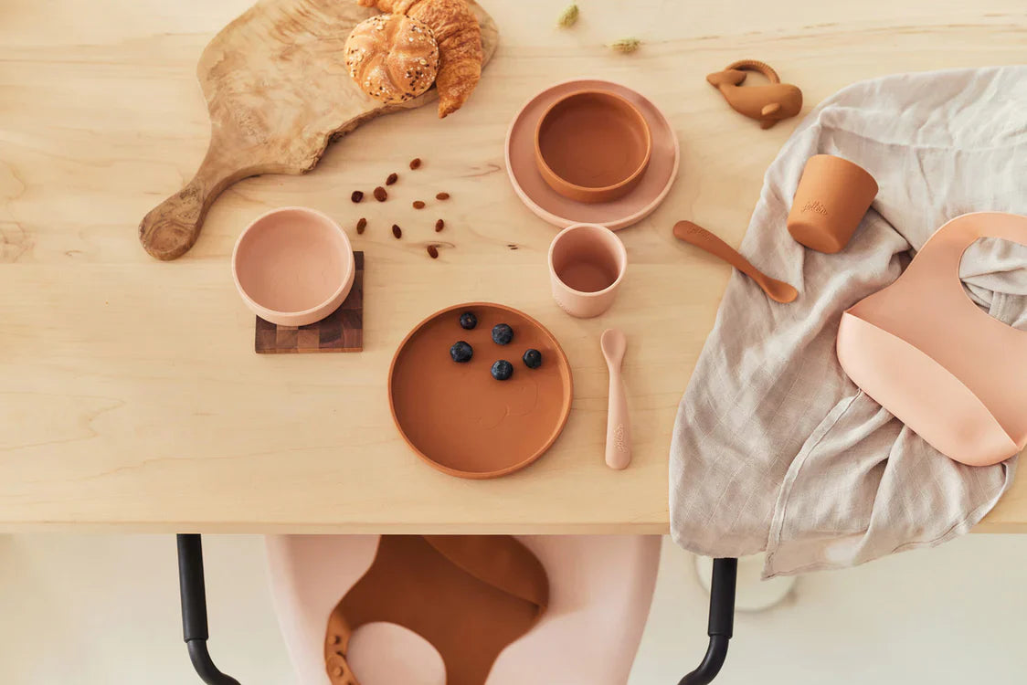 Sfeerfoto van baby serviesset op tafel 