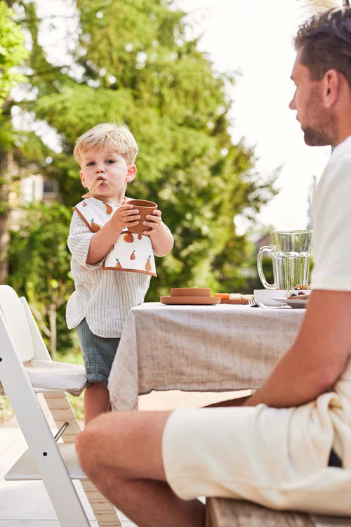 Sfeerbeeld van kindje met siliconen serviesset