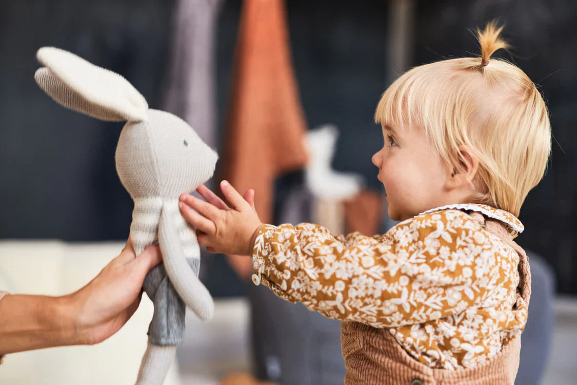 Blij kindje met knuffel konijn joey van jollein