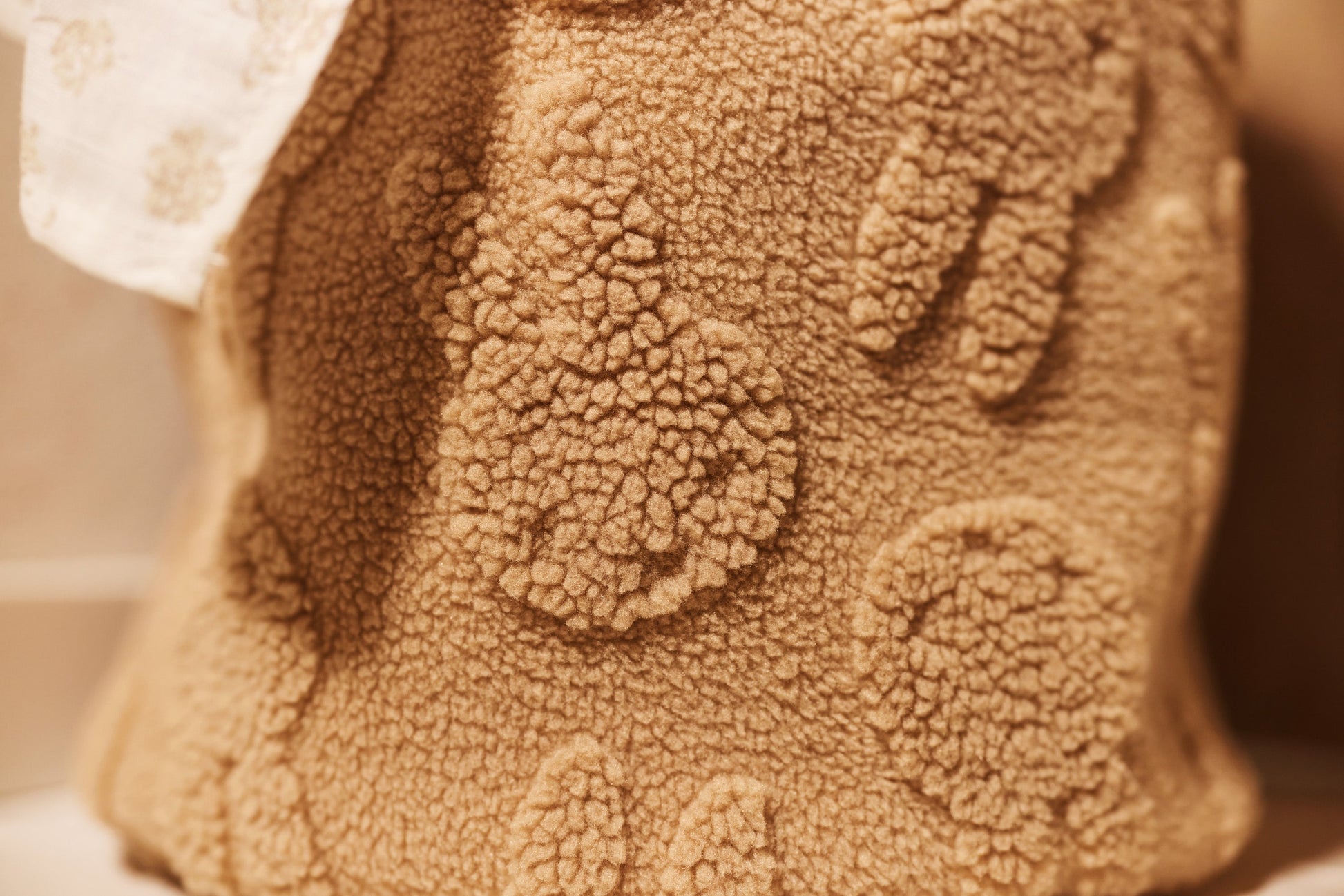 Detailfoto van zachte jacquard teddy stof in sfeerbeeld