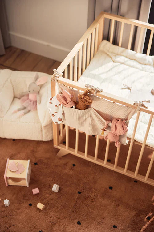 Sfeerfoto van opbergzak aan box in babykamer