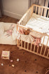 Sfeerfoto van opbergzak aan box in babykamer