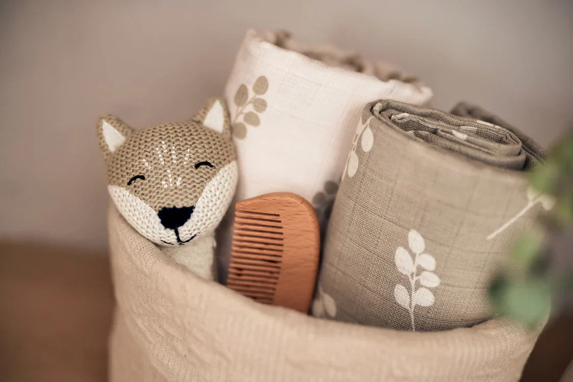 Rammelaar fox naast andere speeltjes in een opbergmandje