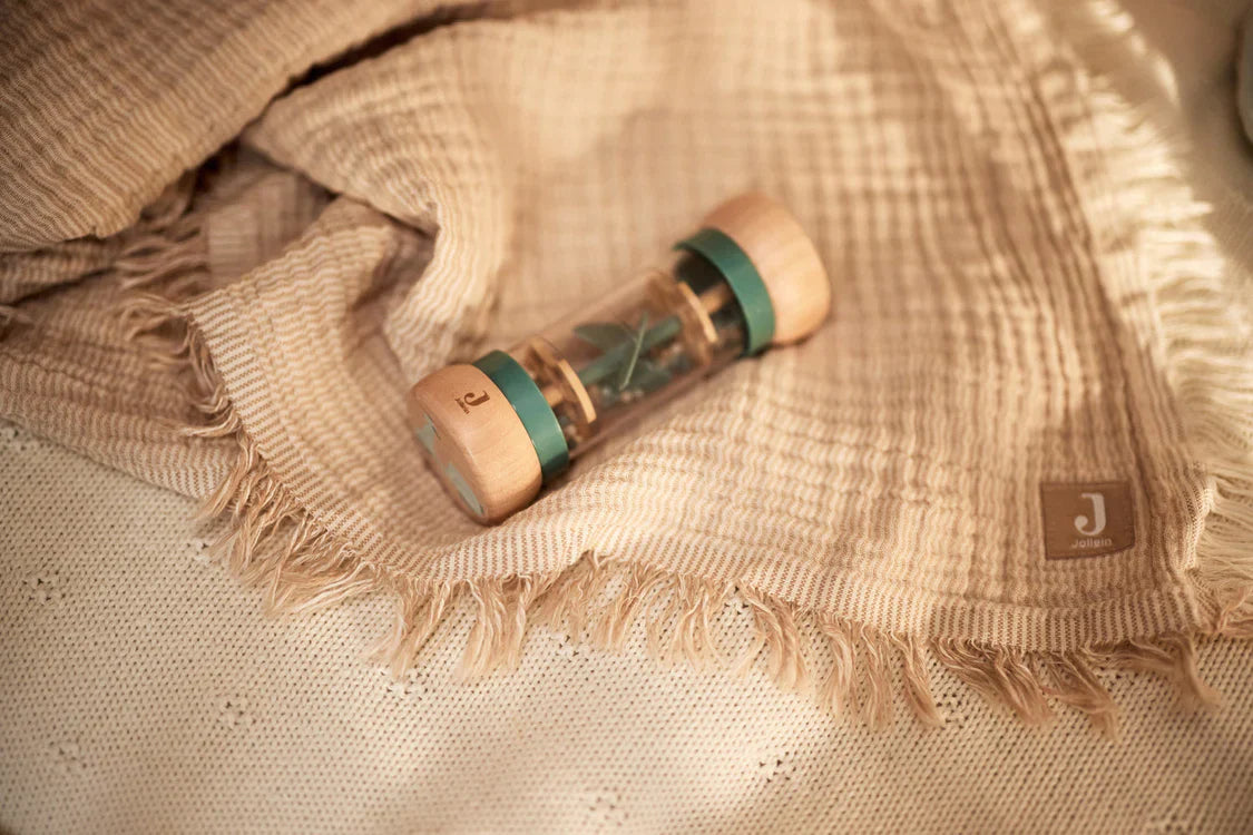 Sfeerbeeld van FSC houten regenrammelaar van jollein