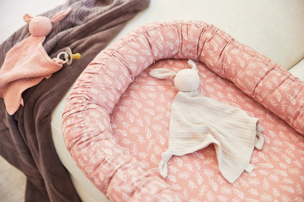 speendoekje konijn van jollein in babynestje voor baby