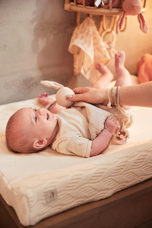 konijn speendoekje van hydrofiel katoen bij baby op commode