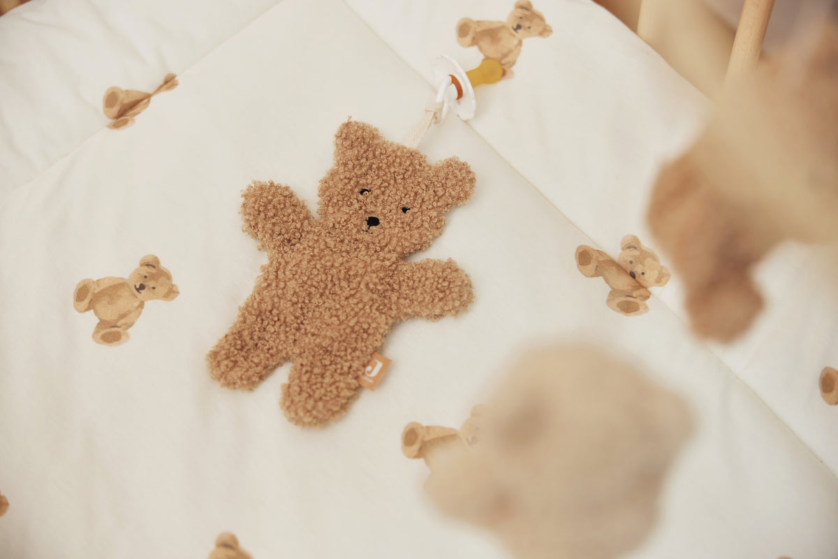 baby met teddybeer speendoekje en speen van jollein