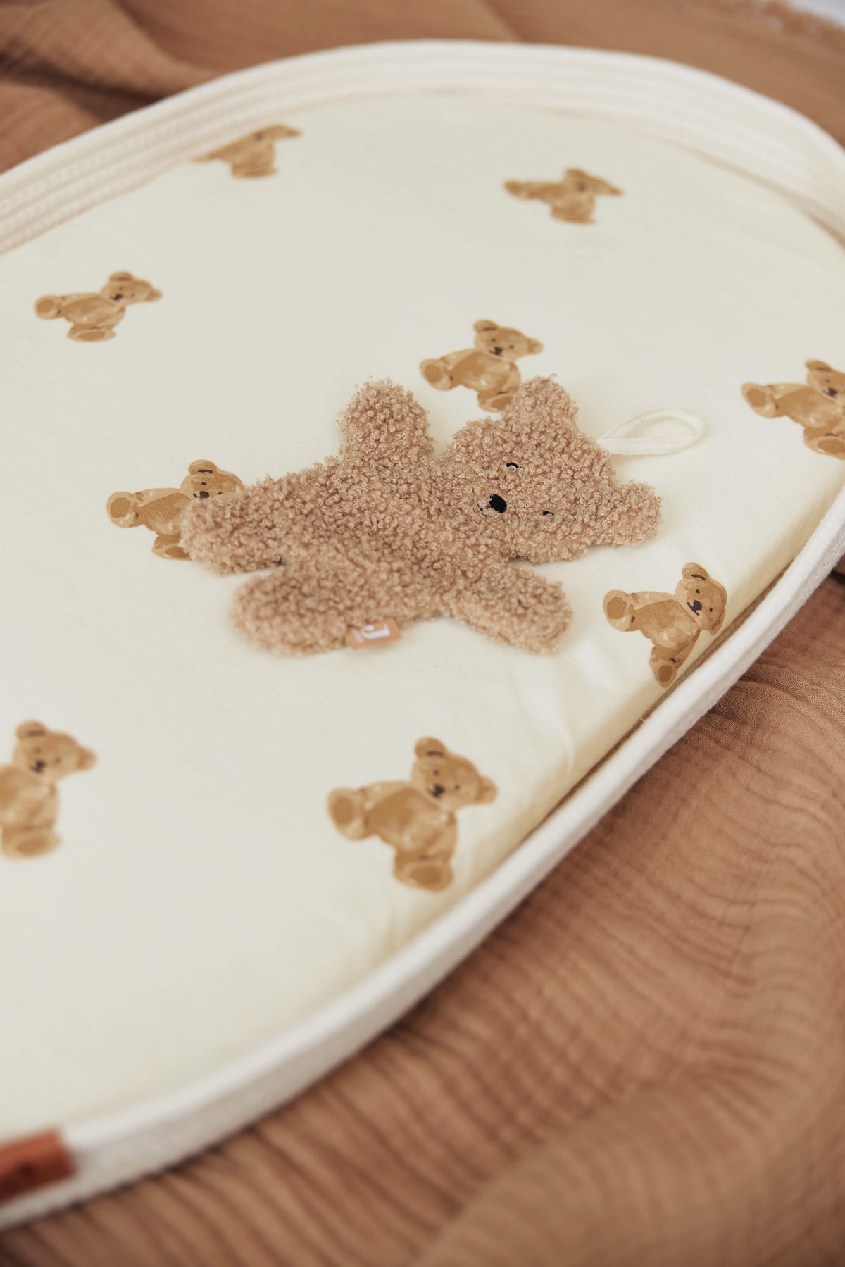 speendoekje teddybeer op aankleedkussen in neutrale tinten